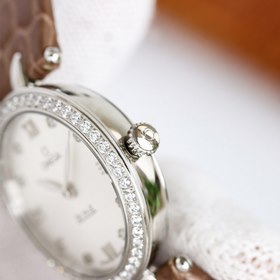 Часы Omega Seamaster «Dewdrop» сочетают в себе изящный дизайн и э