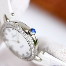 Часы Omega Seamaster «Dewdrop» сочетают в себе изящный дизайн и э