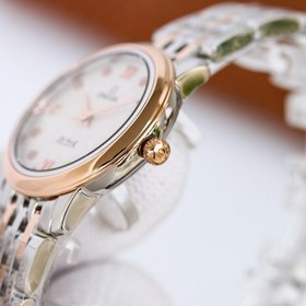 Часы Omega De Ville Lady с циферблатом диаметром 27,4 мм.  Оснащ