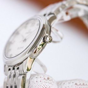Часы Omega De Ville Lady с циферблатом диаметром 27,4 мм.  Оснащ