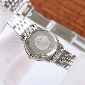 Часы Omega De Ville Lady с циферблатом диаметром 27,4 мм.  Оснащ