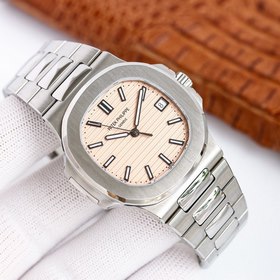 Patek Philippe Nautilus 5711 с классическим безелем и ремешком из