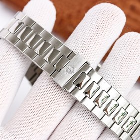 Patek Philippe Nautilus 5711 с классическим безелем и ремешком из