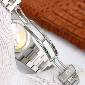 Patek Philippe Nautilus 5711 с классическим безелем и ремешком из
