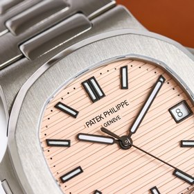 Patek Philippe Nautilus 5711 с классическим безелем и ремешком из