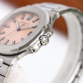 Patek Philippe Nautilus 5711 с классическим безелем и ремешком из
