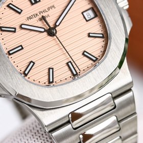 Patek Philippe Nautilus 5711 с классическим безелем и ремешком из