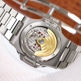 Patek Philippe Nautilus 5711 с классическим безелем и ремешком из