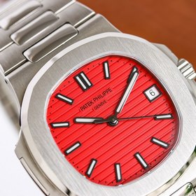 Patek Philippe Nautilus 5711 с классическим безелем и ремешком из