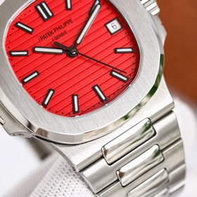 Patek Philippe Nautilus 5711 с классическим безелем и ремешком из