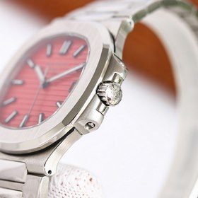 Patek Philippe Nautilus 5711 с классическим безелем и ремешком из