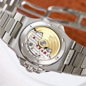 Patek Philippe Nautilus 5711 с классическим безелем и ремешком из