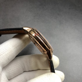 Ретро-часы Patek Philippe Корпус часов тщательно разработан в том