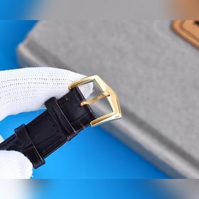 , классическая модель от PATEK PHILIPPE. Стекло в форме крышки ка
