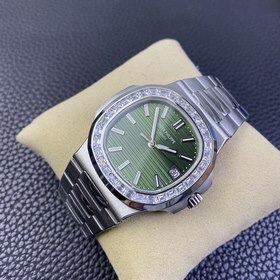 Patek Philippe 5711 с оливково-зеленым циферблатом и бриллиантами