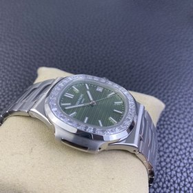 Patek Philippe 5711 с оливково-зеленым циферблатом и бриллиантами