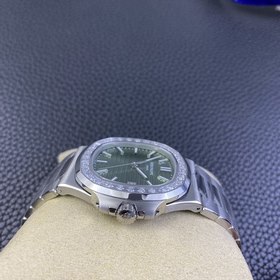 Patek Philippe 5711 с оливково-зеленым циферблатом и бриллиантами