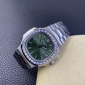 Patek Philippe 5711 с оливково-зеленым циферблатом и бриллиантами