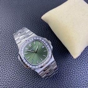 Patek Philippe 5711 с оливково-зеленым циферблатом и бриллиантами