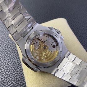 Patek Philippe 5711 с оливково-зеленым циферблатом и бриллиантами