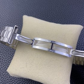 Patek Philippe 5711 с оливково-зеленым циферблатом и бриллиантами