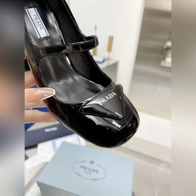 PRADA Весенняя коллекция на толстом каблуке Незаменимый аксессуа