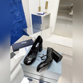 PRADA Весенняя коллекция на толстом каблуке Незаменимый аксессуа