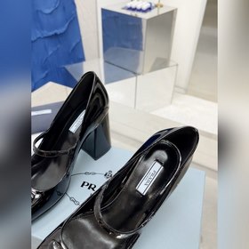 PRADA Весенняя коллекция на толстом каблуке Незаменимый аксессуа