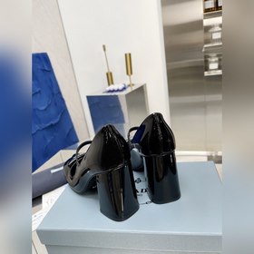PRADA Весенняя коллекция на толстом каблуке Незаменимый аксессуа