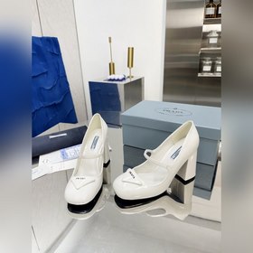 PRADA Ранневесенняя коллекция на подиуме. Серия на толстом каблу