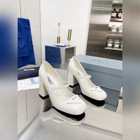 PRADA Ранневесенняя коллекция на подиуме. Серия на толстом каблу