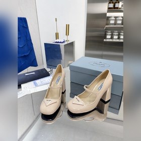 PRADA Ранневесенняя коллекция на подиуме. Серия на толстом каблу