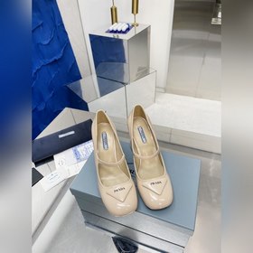 PRADA Ранневесенняя коллекция на подиуме. Серия на толстом каблу
