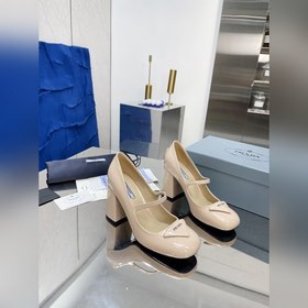 PRADA Ранневесенняя коллекция на подиуме. Серия на толстом каблу