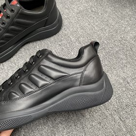 Prada/Prada Перфорированные кроссовки с шнуркамиз последней весен