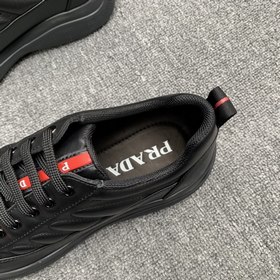 Prada/Prada Перфорированные кроссовки с шнуркамиз последней весен