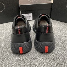 Prada/Prada Перфорированные кроссовки с шнуркамиз последней весен