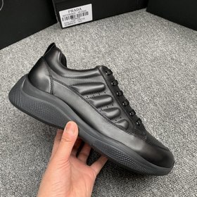 Prada/Prada Перфорированные кроссовки с шнуркамиз последней весен