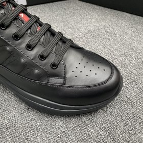 Prada/Prada Перфорированные кроссовки с шнуркамиз последней весен