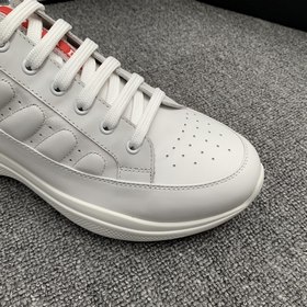 Prada/Prada Перфорированные кроссовки с шнуркамиз последней весен