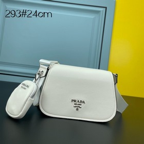 PRADA Сумка через плечо из кожи оленя Эта сумка через плечо изгот