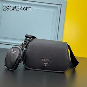 PRADA Сумка через плечо из кожи оленя Эта сумка через плечо изгот