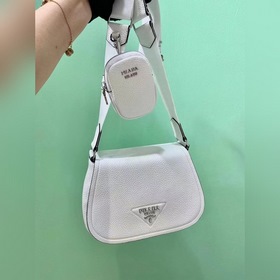 PRADA Сумка через плечо из кожи оленя Эта сумка через плечо изгот