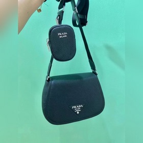 PRADA Сумка через плечо из кожи оленя Эта сумка через плечо изгот