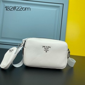 PRADA Сумка через плечо из кожи оленя Эта сумка через плечо изгот