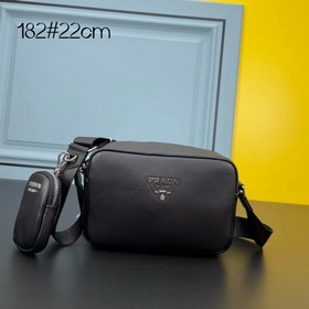 PRADA Сумка через плечо из кожи оленя Эта сумка через плечо изгот