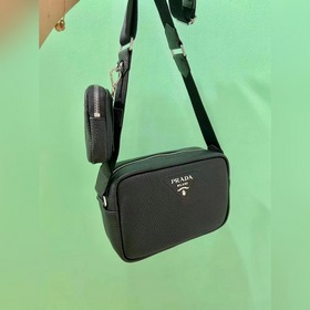 PRADA Сумка через плечо из кожи оленя Эта сумка через плечо изгот