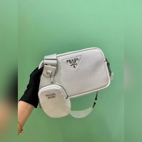 PRADA Сумка через плечо из кожи оленя Эта сумка через плечо изгот