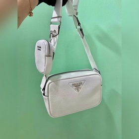 PRADA Сумка через плечо из кожи оленя Эта сумка через плечо изгот