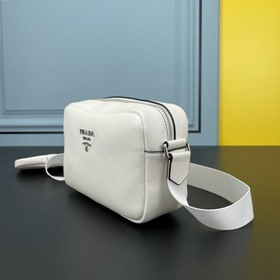 PRADA Сумка через плечо из кожи оленя Эта сумка через плечо изгот